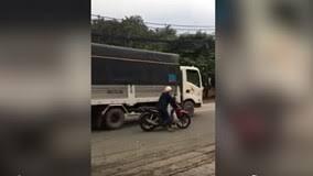 Video: Bất chấp nguy hiểm, nữ 'ninja' đứng giữa đường nghe điện thoại