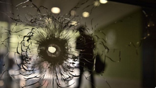 Phòng làm việc của Trưởng phòng tổ chức tòa án tỉnh xuất hiện 2 vết đạn