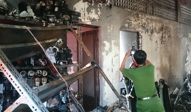 Người dân hốt hoảng phát hiện kho hàng điện tử trong ngôi chùa cháy ngùn ngụt