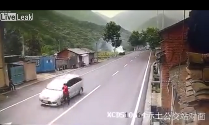 Hi hữu: Người phụ nữ bị ô tô đâm nhưng chỉ văng mất một chiếc giày