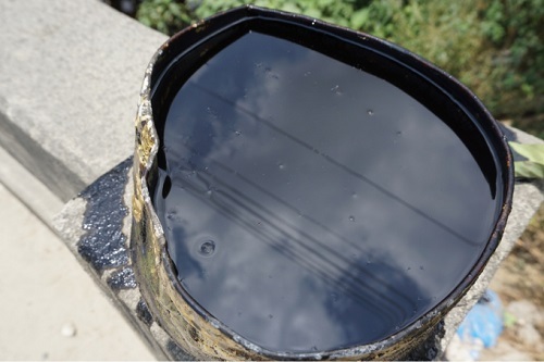 Điều tra vụ nam tài xế xe hút bể phốt đổ gần 3 tấn nhớt thải xuống cống