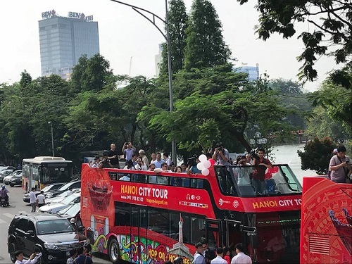 Hà Nội chính thức khai trương tuyến buýt 2 tầng mui trần tại phố cổ Hà Nội