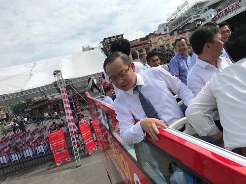 Cảm nhận của du khách trong ngày đầu trải nghiệm xe buýt 2 tầng mui trần ở Hà Nội