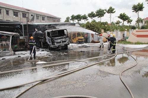 Cần Thơ: Xe bồn đột ngột bốc cháy ở trạm xăng, tài xế hoảng loạn la hét