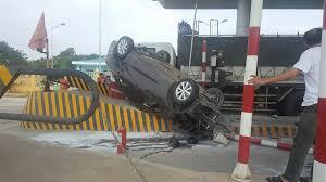 Video lật xe kinh hoàng tại trạm thu phí IC9