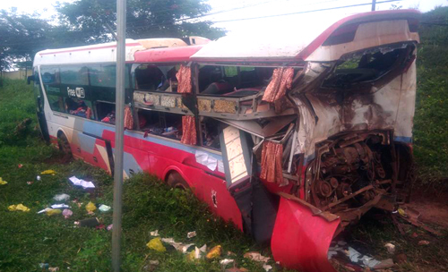 Container đâm ô tô giường nằm giữa đêm khuya, hơn 10 người bị thương