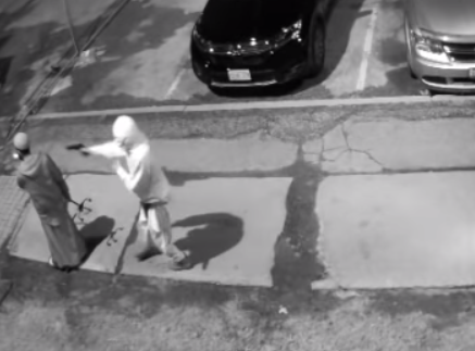 Video: Hai thanh niên manh động mang súng đi gây án ngay giữa thành phố Toronto 