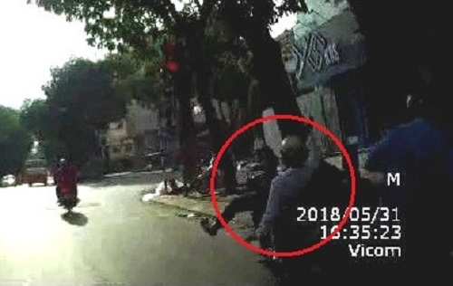 Video: Cái kết cho người đàn ông đột ngột dừng xe để