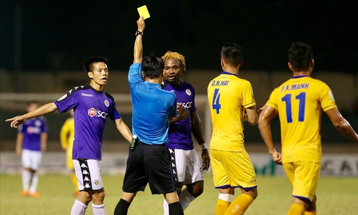 Chân sút chủ lực của Hà Nội FC - Oseni lĩnh án phạt vì đánh nguội cầu thủ SLNA