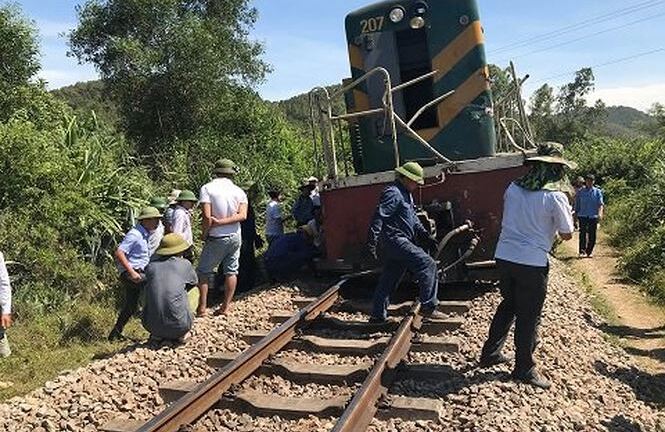 Tàu hỏa tông văng xe tải 15 mét, đường sắt Bắc - Nam bị tê liệt