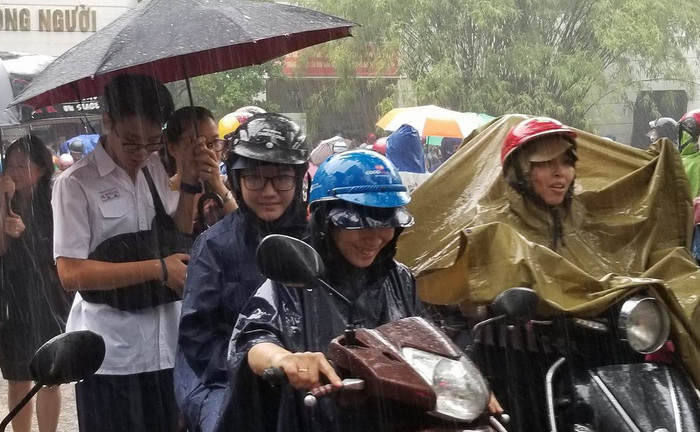 Tuyển sinh lớp 10 ở TP HCM: Thí sinh cười tươi sau giờ thi ngoại ngữ