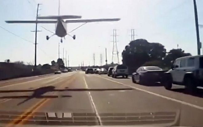 Hoảng hốt vì máy bay phải hạ cánh khẩn trên đường cao tốc