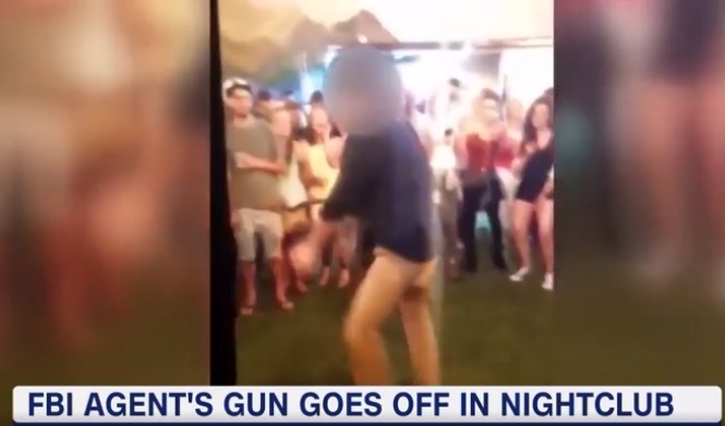 Video nhân viên FBI nhảy sung đến nỗi súng cướp cò trong quán bar