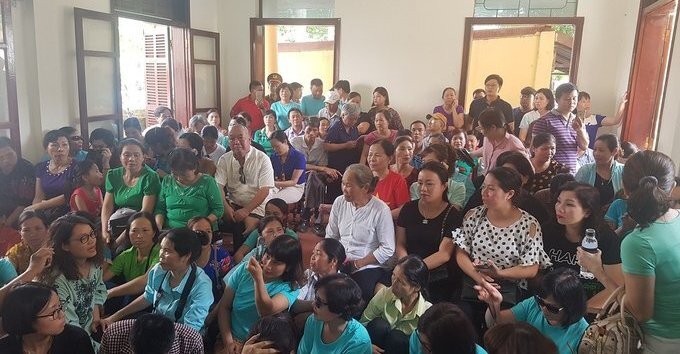 Người dân cầm hoa, đến đông nghịt nghe tuyên án vụ bác sỹ Hoàng Công Lương