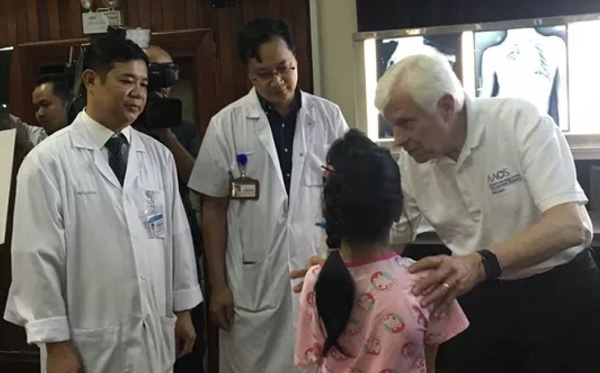 Giáo sư phẫu thuật cột sống hàng đầu thế giới và 