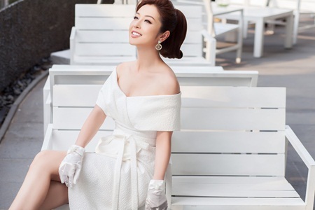 Nhan sắc U40 rạng rỡ đầy sức hút của Jennifer Phạm