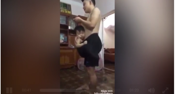 Video: Ông bố của năm dùng quần đùi để ru con ngủ