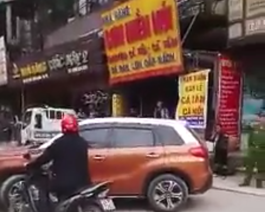 Bị CSGT nhắc nhở, nữ tài xế đỗ xe giữa đường thách thức