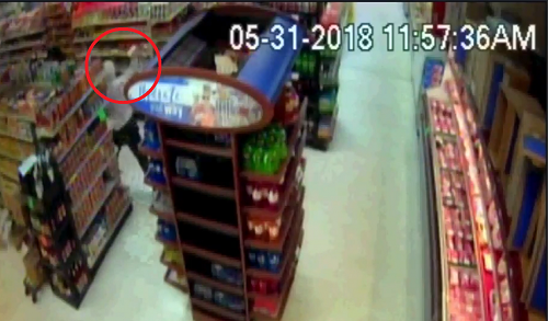 Video: Phó cảnh sát trưởng hạ gục nhanh kẻ gây rối chỉ bằng 2 hộp đậu nướng 