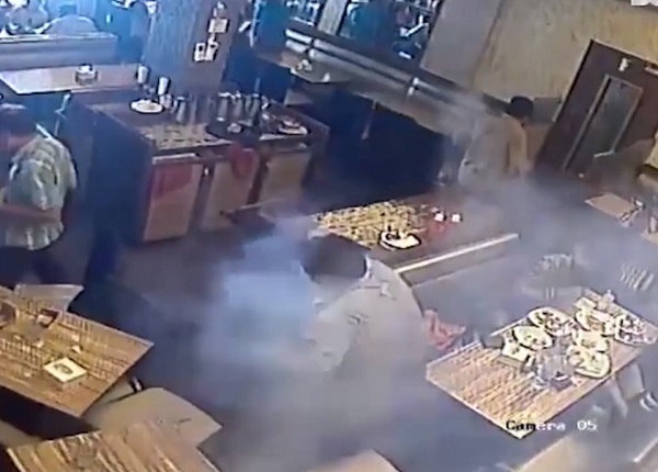 Video: Điện thoại phát nổ kinh hoàng ngay trong túi áo người đàn ông giữa nhà hàng