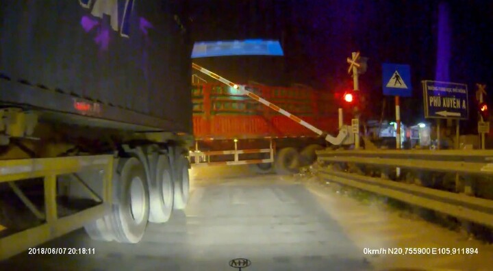 Video: Bất chấp nguy hiểm, container cố tình 
