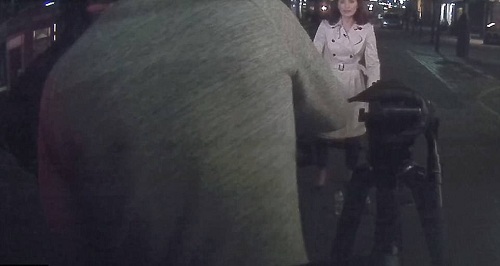 Hai tên cướp táo tợn giật máy quay nửa tỷ của nhóm phóng viên ngay giữa London