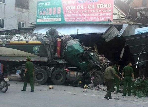 Nghệ An: Xe tải nát đầu vì đâm vào nhà dân lúc rạng sáng, nhiều người hoảng loạn bỏ chạy