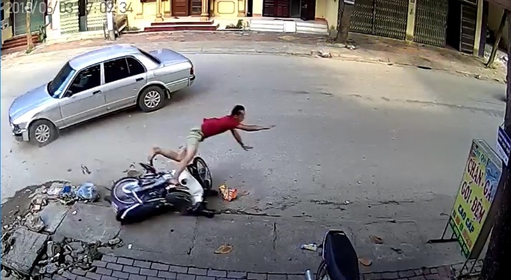 Clip: Ô tô sang đường đột ngột, hất tung người đi xe máy vào vỉa hè