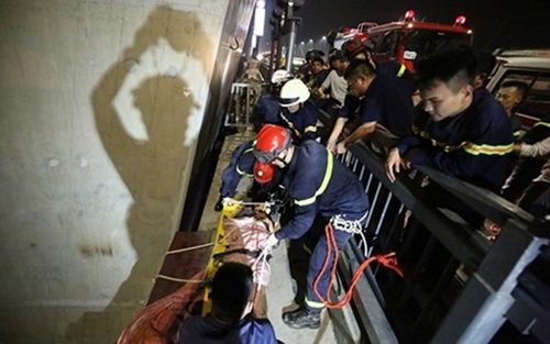 Hà Nội: Giải cứu một thanh niên rơi khỏi cầu Nhật Tân