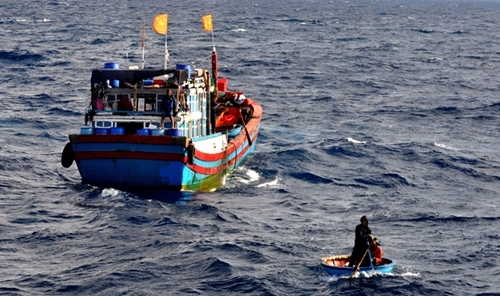 Cứu vớt thành công 5 ngư dân bị tàu 