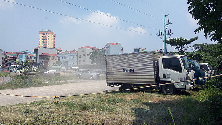 Sau xử phạt, bãi xe không phép tại dự án Văn La vẫn ngang nhiên tồn tại