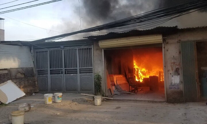 Hà Nội: Xưởng gỗ cháy dữ dội, 4 mẹ con thoát chết trong gang tấc 