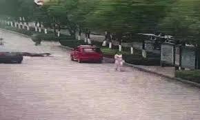 Video: Mở cửa ôtô gây tai nạn, người phụ nữ xuống xe bỏ trốn