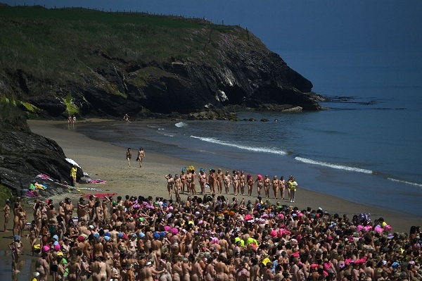 Màn khỏa thân tắm biển gây quỹ từ thiện của 2500 phụ nữ ở Ireland phá kỷ lục Guinness