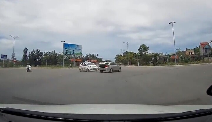 Video: Toyota Vios cố tình vượt đèn đỏ bị taxi húc bay ở ngã tư