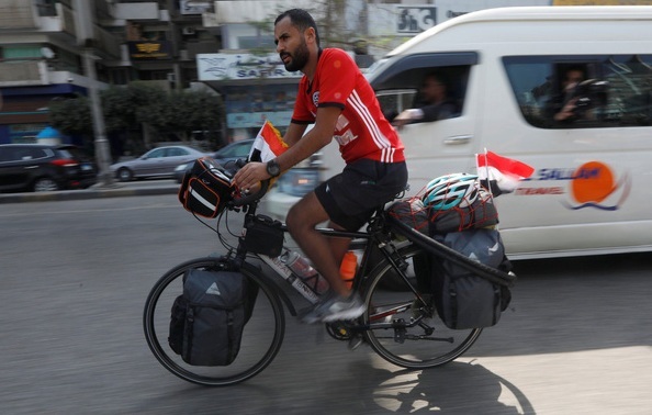 Chàng trai Ai Cập 24 tuổi dũng cảm đạp xe 5000km để tới Nga xem World Cup