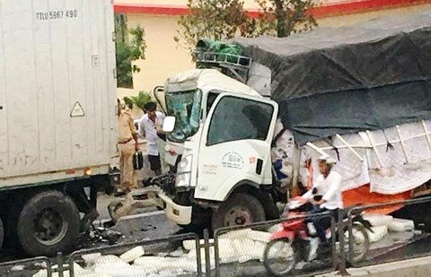 Xe tải tông container, phụ xe tử vong trong cabin