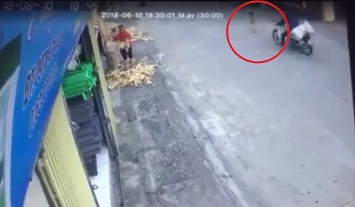 Video: Thót tim cảnh em bé băng qua đường suýt bị xe máy tông trúng