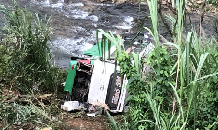 Xe khách chở 42 người lao vực đèo Lò Xo, 3 người chết