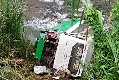 Video: Hiện trường vụ xe khách lao xuống vực ở đèo Lò Xo, 3 người chết