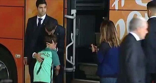 Hành động bất ngờ của C. Ronaldo khiến người hâm mộ ấm lòng