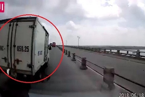 Clip: Xe tải vượt ẩu gây tai nạn rồi bỏ chạy trên cầu Thanh Trì