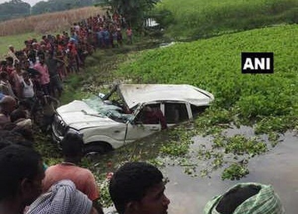 Xe đám cưới lao xuống ao, 6 trẻ em thiệt mạng