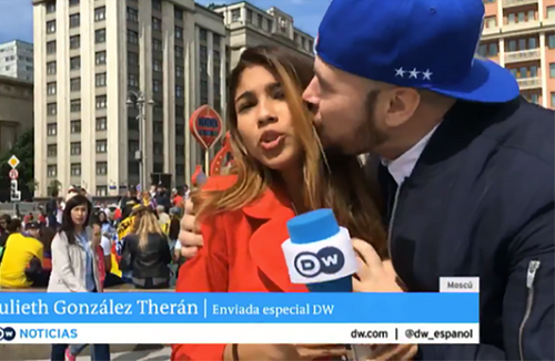 Nữ phóng viên bị sàm sỡ ngay trong bản tin trực tiếp World Cup 2018 