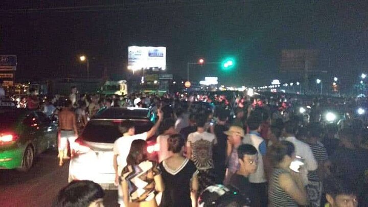 Vụ 2 thiếu nữ tử vong ở Hưng Yên: Người thân mang quan tài đến trụ sở công an