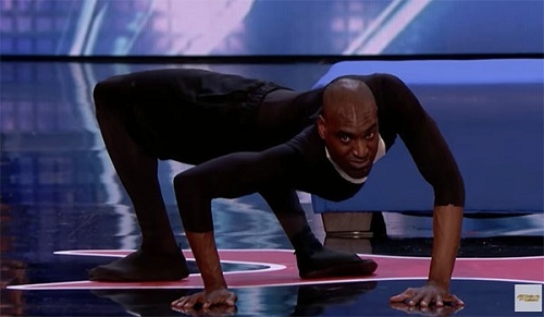 Clip: Nam thí sinh uốn dẻo rồi bò trên sân khấu như “Người nhện”