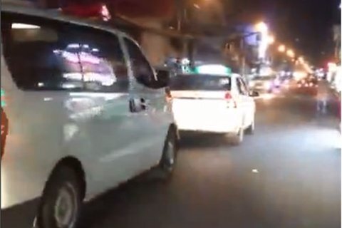 Video: Bất chấp xe cứu thương hú còi liên tục, taxi quyết không nhường đường