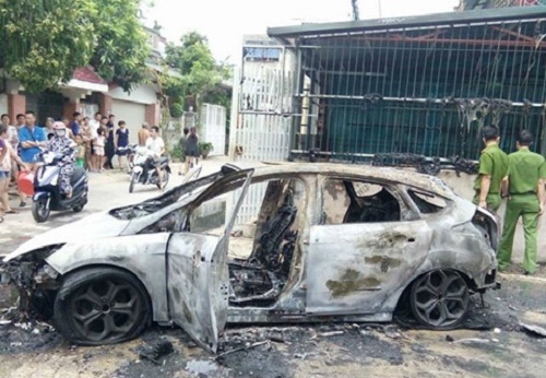 Thanh Hóa: Xế hộp bị thiêu rụi do lùi xe vào đống rác đang cháy