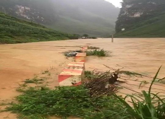 Mưa lũ cuồn cuộn, Hà Giang ngập sâu 