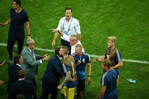 Video: Ban huấn luyện đội tuyển Đức và Thụy Điển lao vào nhau xô xát, cãi vã “om sòm”